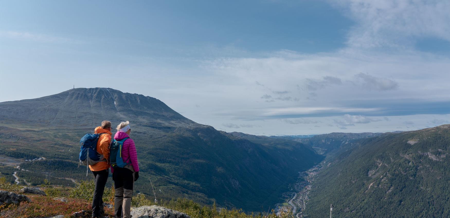 Fra Skipsfjell på Gausta har du flott utsikt utover Rjukan og mot Gaustatoppen.
