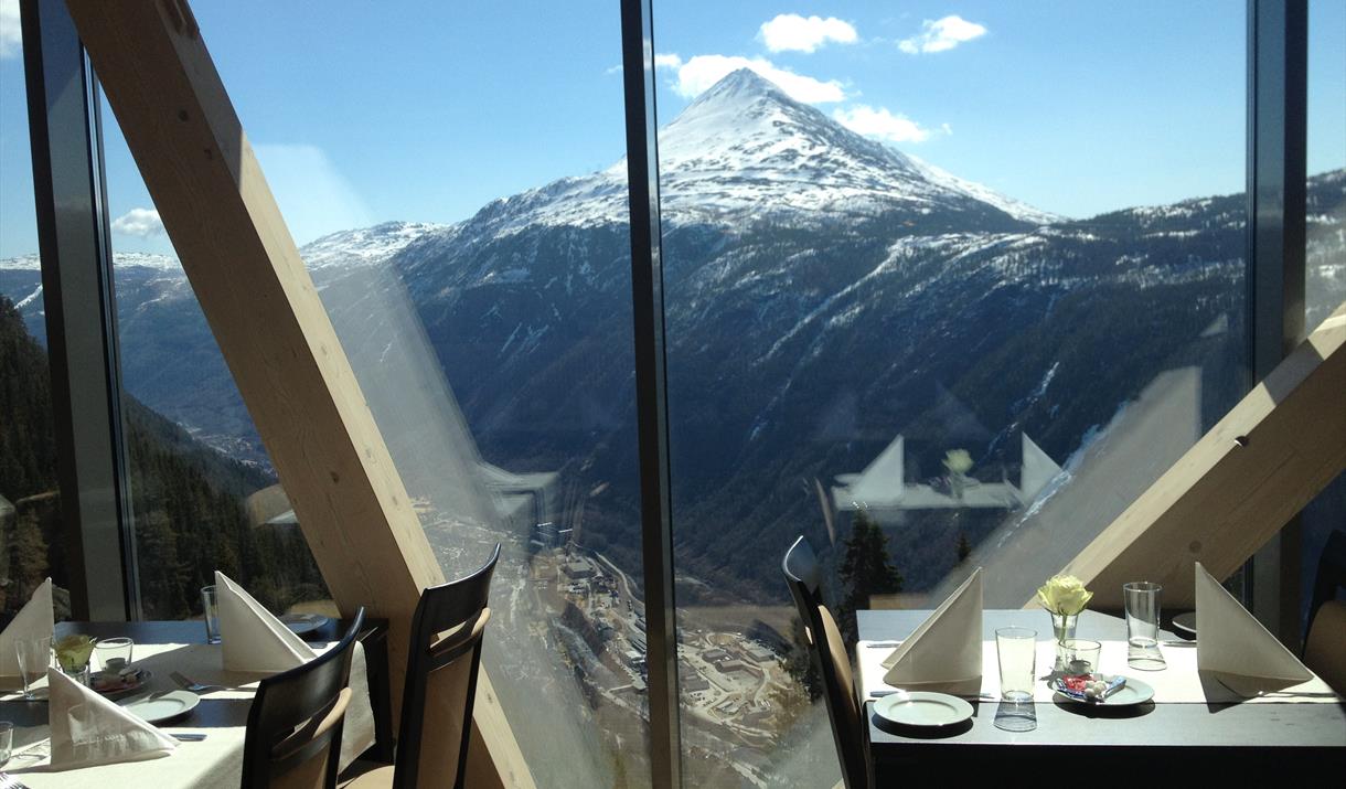 Gvepseborg Cafe & Restaurant er bygget på kanten av fjellet ved Krossobanens øvre stasjon. Nyt et bedre måltid til storslått utsikt over Rjukan!